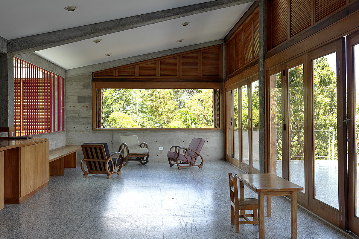artist-studio-hillside-house-concrete-timber