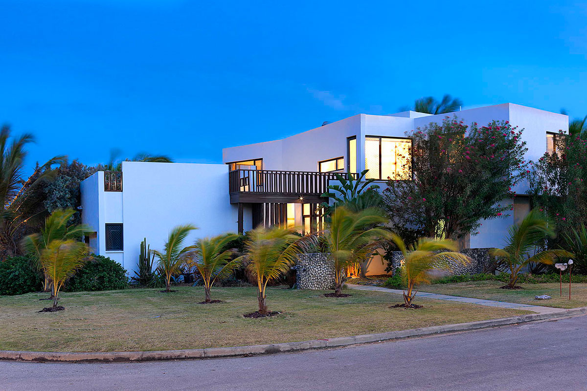 1-contemporary-caribbean-box-home-talma