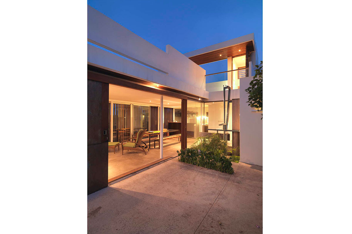 1-munding_modern-caribbean-home-courtyard-open-to-exterior