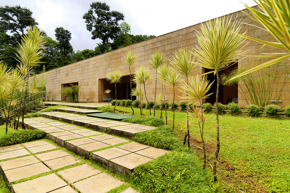 2-domaine-d-emeraude_stone-steps-with-grass