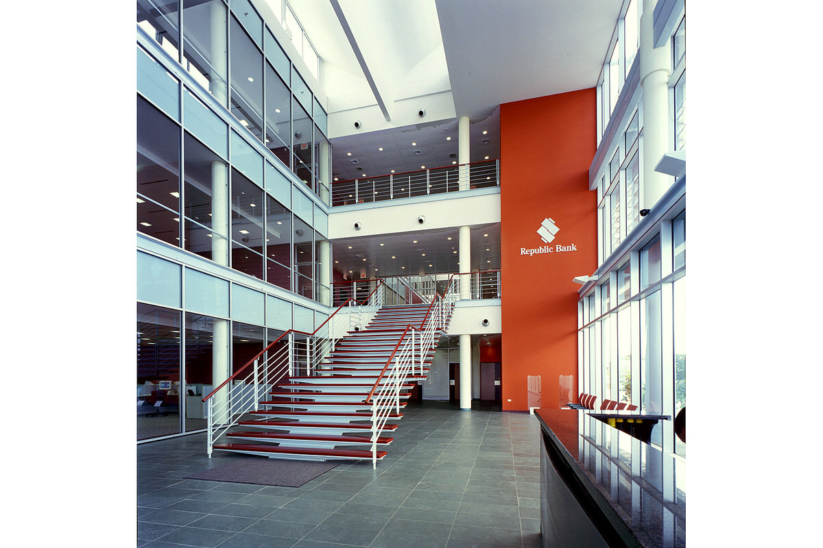 3-acla-works-open-office-lobby-staircase