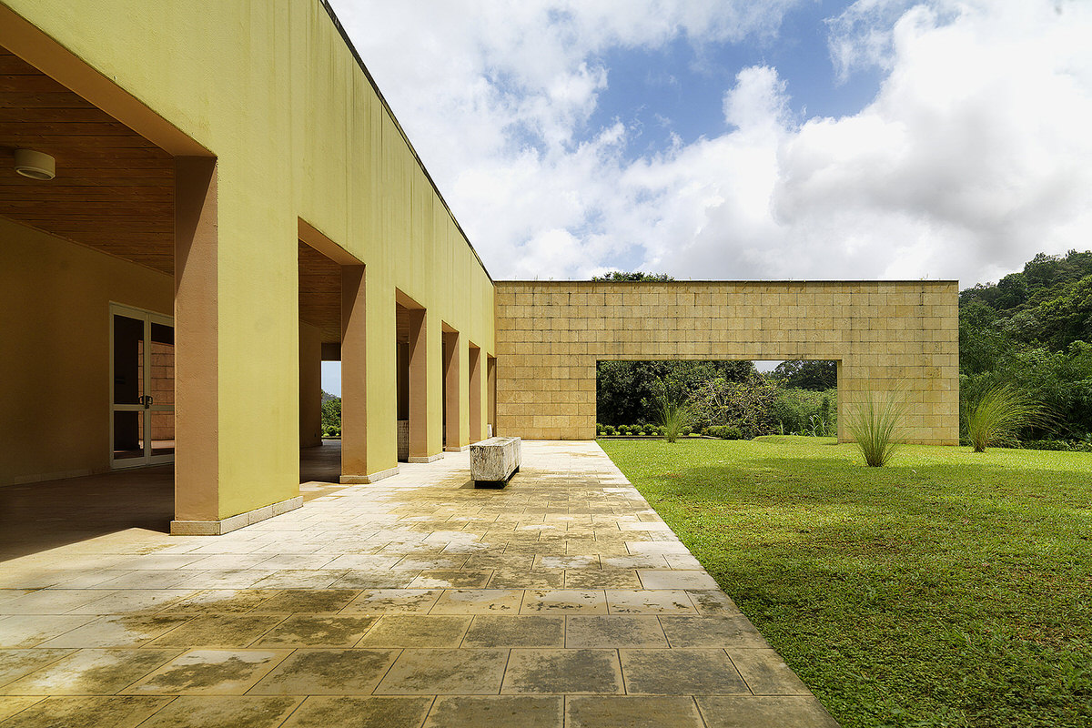 3-domaine-d-emeraude-limestone-wall-concrete