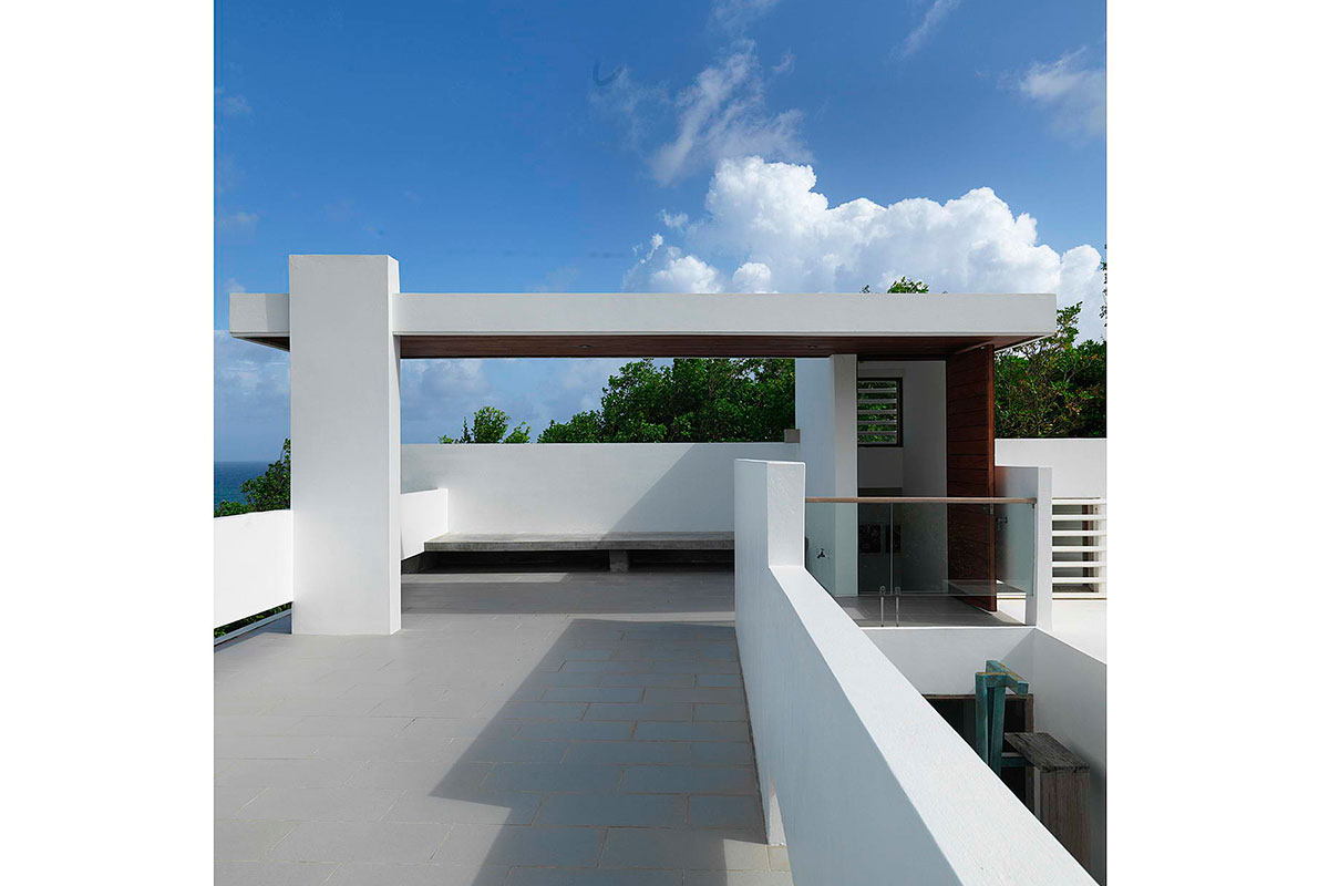 3-munding_exterior-rooftop-courtyard-modern-caribbean-villa