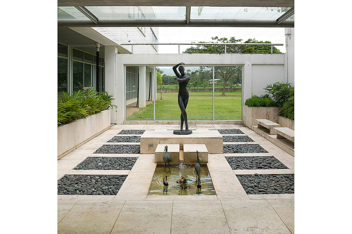 3-sculpture-yard-statue-glass-roof