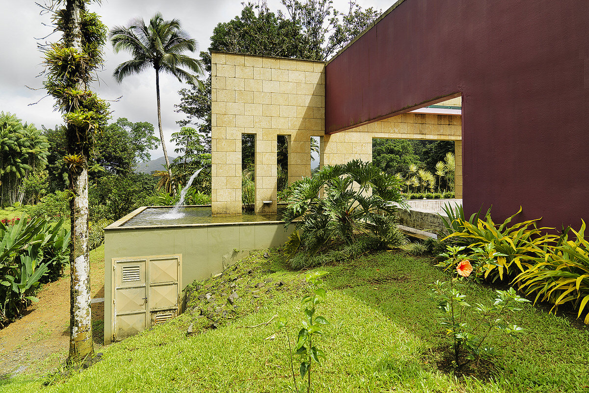 4-domaine-d-emeraude-limestone-wall-fountain-pool-on-roof