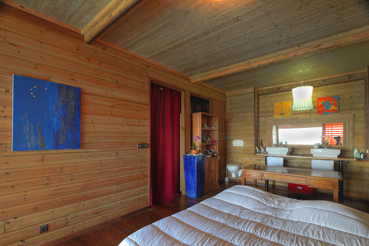 4.SeeSeaBlue_wood-siding-interior-bedroom