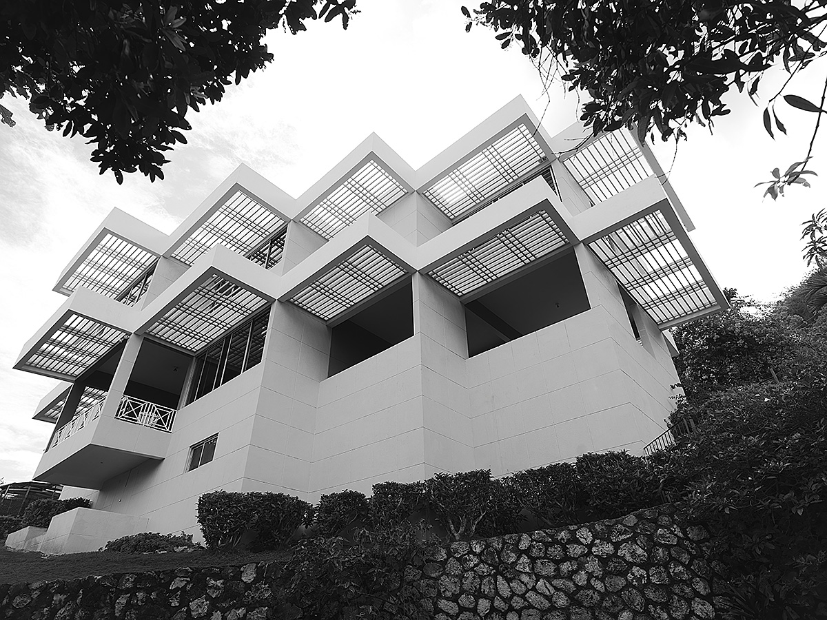 hillside-residence-contemporary-sunshading-1