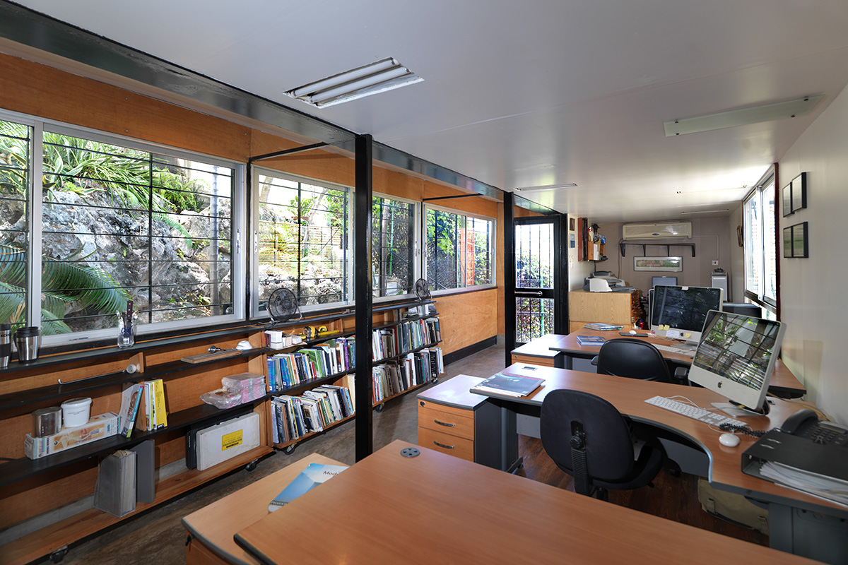 05_shipping-container-architecture-office-interior